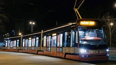 Na plzeských kolejích zaala jezdit první tramvaj koda ForCity (koda 15T) vyrobená ve kod Transportation. Pravidelný provoz zahájí v Praze koncem letoního roku. 