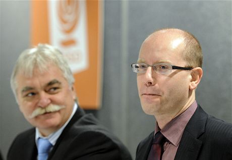 Úadující pedseda SSD Bohuslav Sobotka (vpravo) a místopedseda strany Milan Urban 