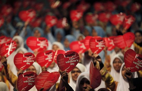 Mulsimky provolávají slogany kampan proti oslavám dne svatého Valentýna.   