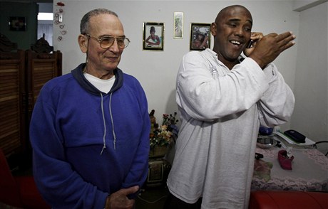 estatyicetiletý Ángel Moya (vpravo) a Héctor Maseda Gutiérrez poté, co byli proputni z vzení v Havan. 