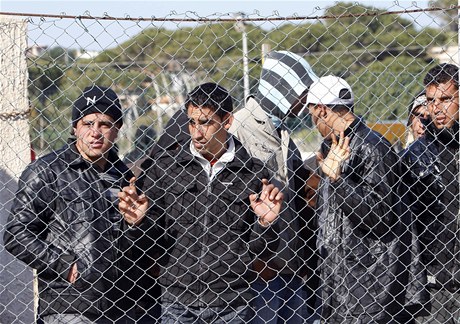 Italský ostrov Lampedusa zaplavili benci pedevím z Tuniska