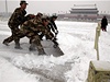 Peking, který trápila dlouhotrvající sucha, zasypal sníh.