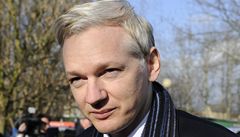 Julian Assange ped soudem v Londýn. 