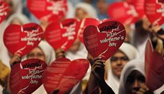 Mulsimky provolávají slogany kampan proti oslavám dne svatého Valentýna.   