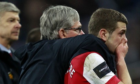 Pat Rice utuje Jacka Wilshera.