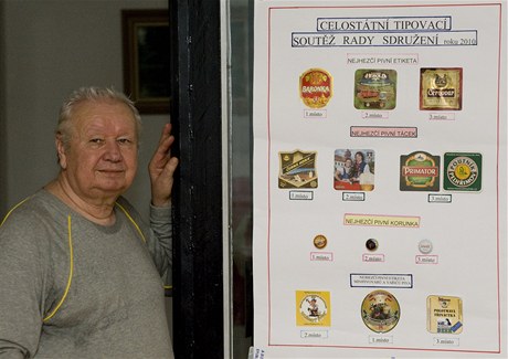 Frantiek Pinkava z tborskho Parkn klubu sbratel pivovarskch suvenr ukazuje vtzn exponty 