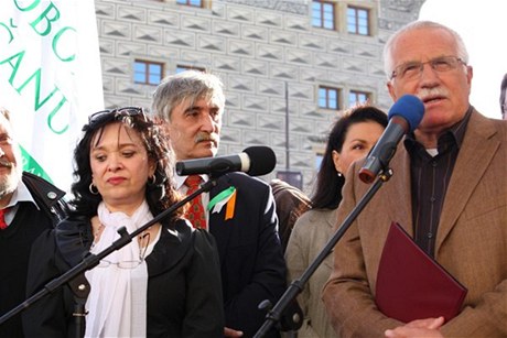 Prezident Václav Klaus na pochodu iniciativy Akce D. O. S. T. Vlevo stojí Ladislav Bátora.