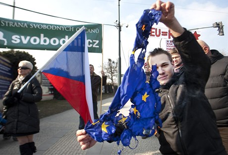 Protest proti prezidentu Evropské unie Hermanu Van Rompuyovi.