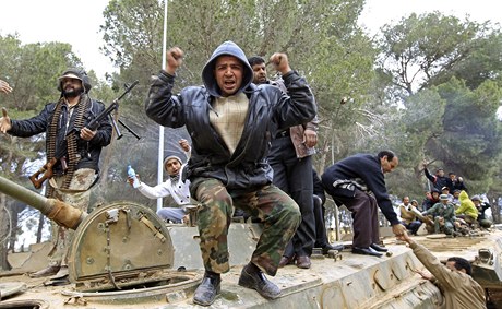 Libyjci oslavující na tanku