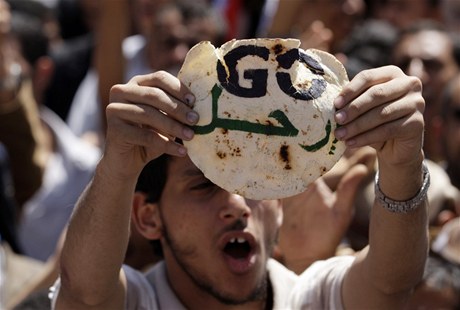 Demonstrant protestuje v jemenském hlavním mst Saná proti drahým potravinám. Vyzývá orezidenta Sáleha k odchodu.