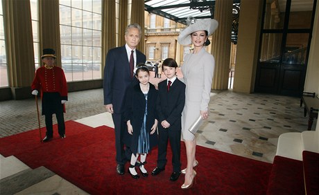 Michael Douglas s rodinou v Londýn.