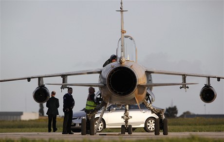 Na Malt pistály dv libyjské vojenské stíhaky a dv civilní helikoptéry. Piloti se postavili reimu a dezertovali.