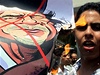 Libyjec ijící v Malajsii pálí Kaddáfího podobiznu