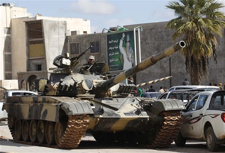Tank v ulicích Tripolisu