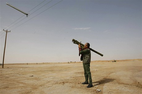 Libyjec s raketometem ve mst Briga