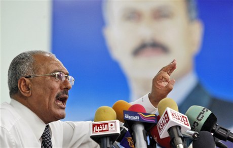 Jemenský prezident Alí Abdalláh Sálih na pozadí sebe sama.