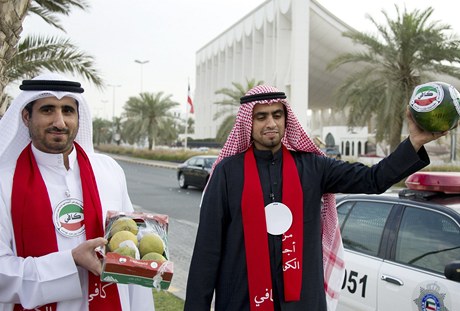 Demonstranti v Kuvajtu rozdávali nedovtipným poslancm melouny