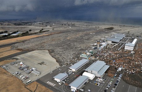 Tsunami zaplavuje letite v Sendai v Japonsku