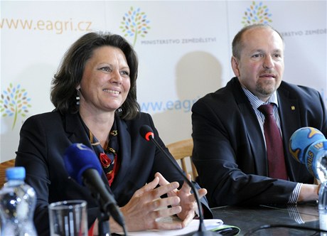 Ministr zemdlství Ivan Fuksa a nmecká ministryn zemdlství Ilse Aignerové se 11. bezna v Praze vyjádili ke spolené zemdlské politice po roce 2013 a k problematice produkce a zpracování mléka a bioenergie. 