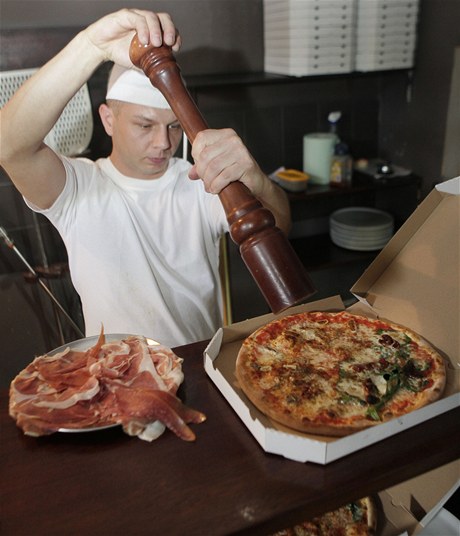 Berlusconiho sexuální skandály inspirovaly varavskou pizzerii, dlají pizzu bunga bunga