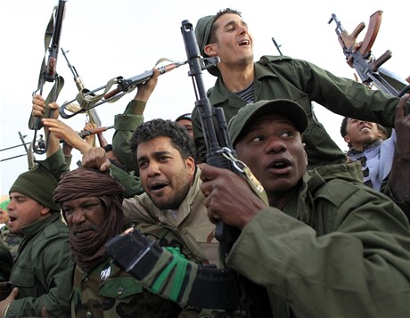 Kaddáfího vojáci u bran msta Adabíja