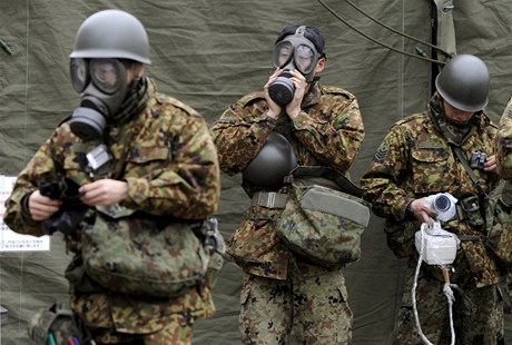 Japontí vojáci s ochrannými maskami v Nihonmatsu v prefektue Fukuima