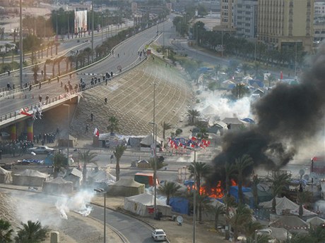 Policie nsilm rozehnala demonstraci v Bahrajnu.