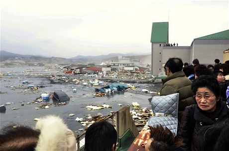 Japonci sledují následky niivého zemtesení, na Havaj se valí vlna tsunami.