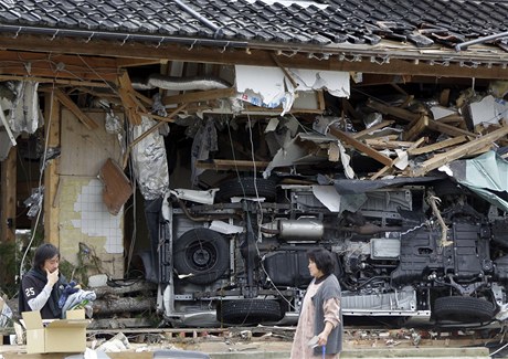 Zkza v Japonsku: ena prochz kolem domu v Daigasaki, kter zniilo zemtesen