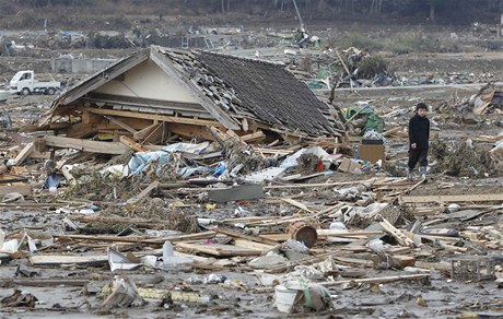 Zkza v Japonsku: chlapec se prochz v troskch ve mst Rikuzentaka.