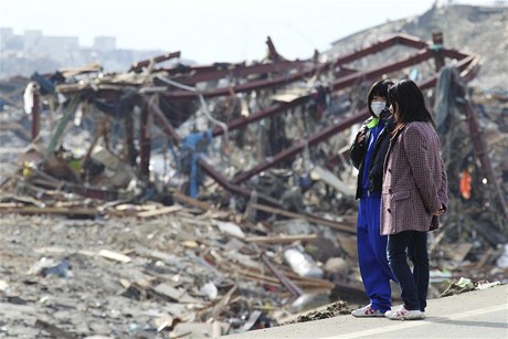 Zkáza v Japonsku: dívky sledují, co udlalo tsunami s jejich mstem.