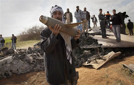 Libyjský vzbouenec drí raketu z havarované americké stíhaky F-15. 