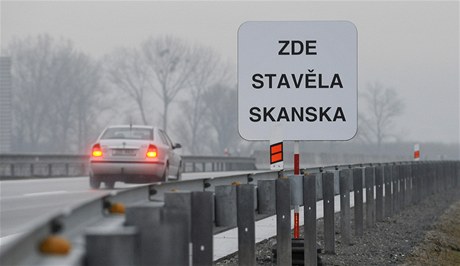 Tabule s nápisem Zde stavla Skanska na úseku dálnice D1 Kromí - Hulín 