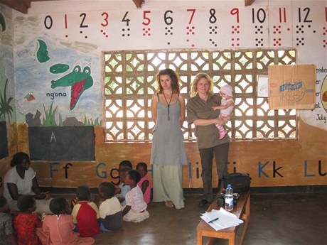 Tereza Miroviová (vlevo) v jedné z malawských kol