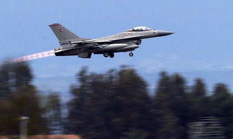 Dánský letoun F-16 vzlétá ze základny NATO Sigonella. Sicilská základna poskytuje mimo jiné námonictvu USA logistickou podporu. 