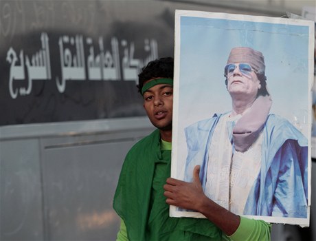 Stoupenec Muammara Kaddáfího s jeho podobiznou. 