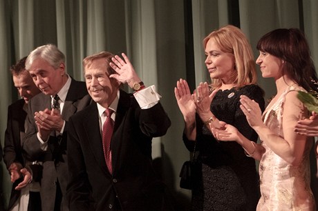 Václav Havel na premiée svého filmu Odcházení v Lucern, po jeho levici Dagmar Havlová, po pravici Josef Abrhám