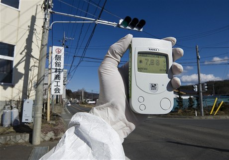 Pracovník Greenpeace s Geigerovým mícím pístrojem v mst 40 kilometr vzdáleným od jaderné elektrárny Fukuima