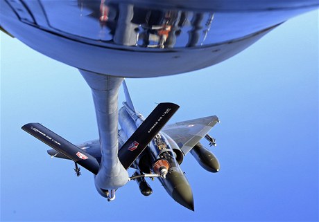 Mirage 2000 pi doplování paliva (ilustraní foto)