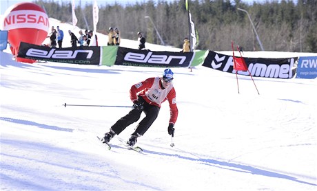 Bec na lyích Martin Jak v obím slalomu.