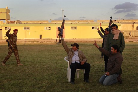Vládní vojáci ped Kaddáfího sídlem v Tripolisu
