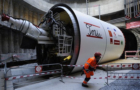 Jménem Tonda byl 21. bezna na staveniti metra v Praze na Vypichu poktn nový stroj TBM, kterým bude raena trasa praského metra V.A. (Dejvická - Motol). 