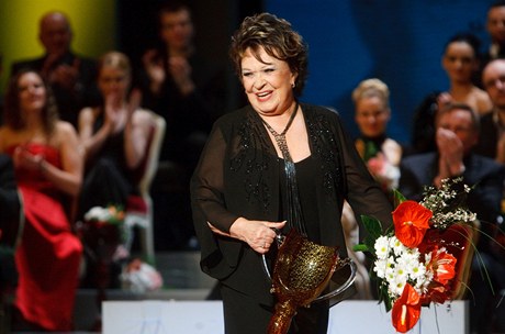 Jiina Bohdalová pebírá cenu Thálie za celoivotní mistrovství.