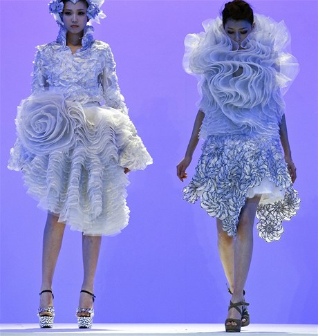 Modelky pedvádjí aty z dílny ínského institutu módní technologie v Pekingu.