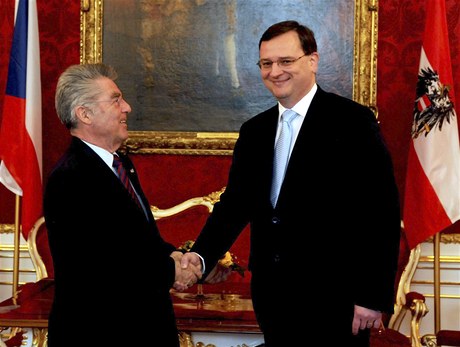 eský premiér Petr Neas (vpravo) ve Vídni pi setkání s rakouským prezidentem Heinzem Fischerem. 