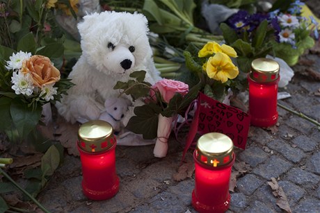 Ped berlínskou zoo pibývají svíky, které návtvníci zapalují za zemelého medvídka Knuta.