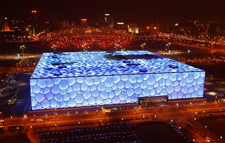 Olympijský stadión zvaný Ptaí hnízdo (nahoe) a Narodní plavecký stadion v Pekingu (ína). 