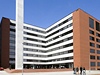 Osmipodlan budova Fakulty architektury VUT v praskch Dejvicch