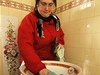 Hana Beová uklízí jednu z koupelen na zámku ve Valticích na Beclavsku, kde vrcholí píprava na novou turistickou sezonu.