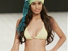 Modelky prezentují letní modely návrháe Ondy de Mar bhem fashion week v Kolumbii. 